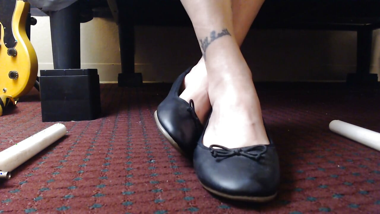 Super cute black ballet flats and toe wiggling