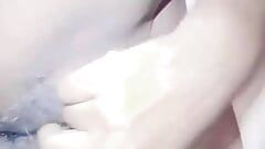 Сексуальная девушка трахает пальцами сексуальную киску