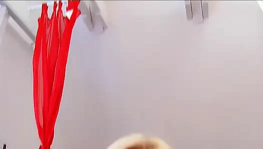 Cewek rambut pirang lagi asik fingering memek beceknya - closeup