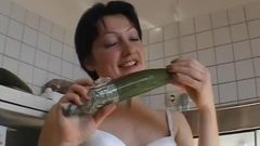 Немецкая подруга мастурбирует игрушкой и сосет сперму в рот в любительском видео