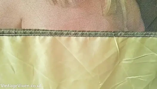 Outdoor-zelt Massive mami melker necken und versucht sie, ihre riesigen euter mit sperma zu bedecken