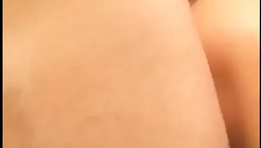 Yaşlı orta yaşlı seksi kadın yarağı sert bir şekilde alıyor ve sonra göğsüne sıkıyor