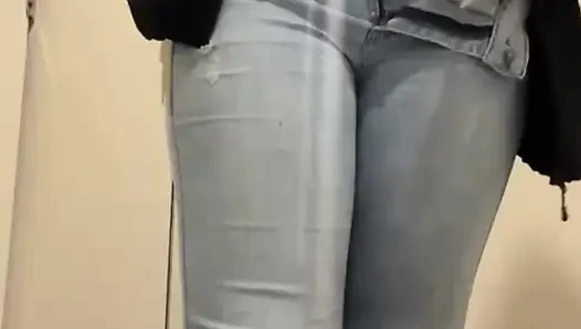 Büyük götlü kız herkesin içinde sallanıyor