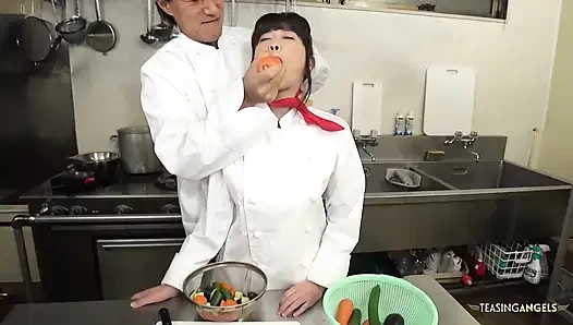 Şef ve restoran yönetimi Asyalı aşçıya kalın sebzeleri sıkmasını emrederek kınadı