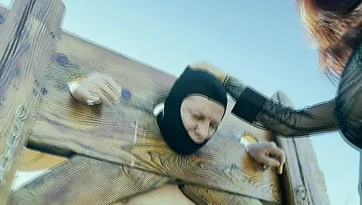 Зафиксированный пытки яиц и члена - иголки в его яйцах и языке