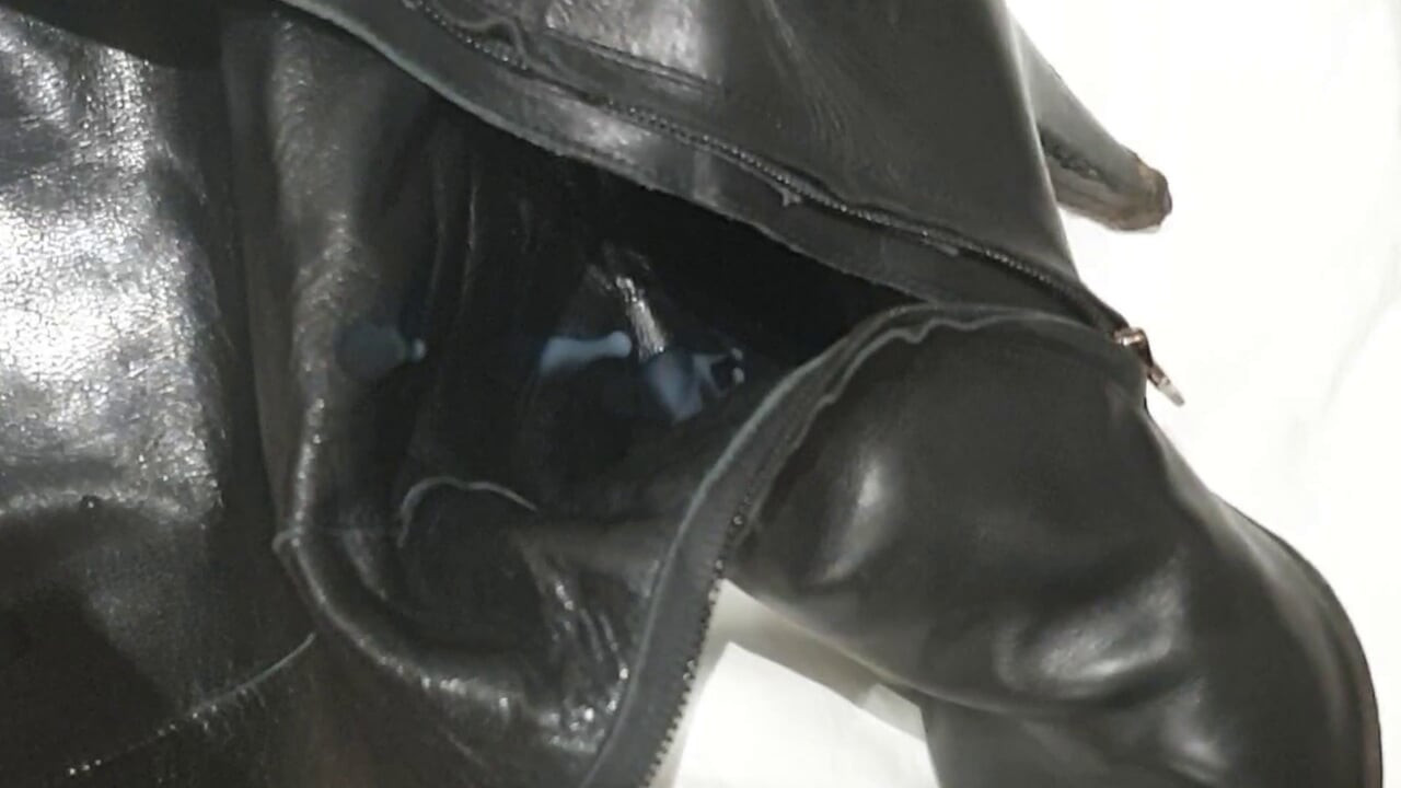 Defloration of her right boot