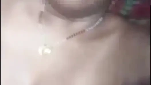 Tante melumuri minyak memeknya