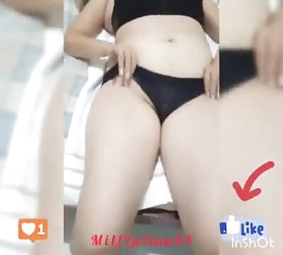 Wanita imut ini lagi asik muasin memeknya yang aduhai