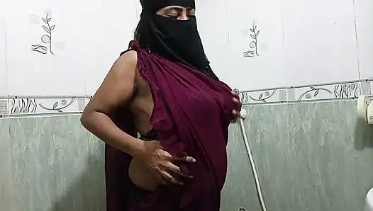 Hintli üvey anne görüntülü görüşmede üvey oğlunu sağıyor ve amının suyunu gösteriyor