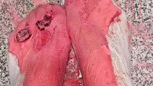 Spiel mit einer schlagsahne mit meinen beinen in weißen strümpfen