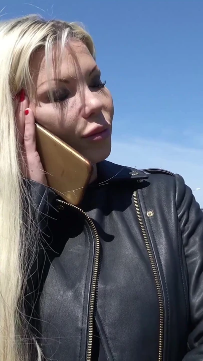 Momento sbalorditivo da "GERMAN SCOUT - GRANDI tette MILF parla per scopare in strada"