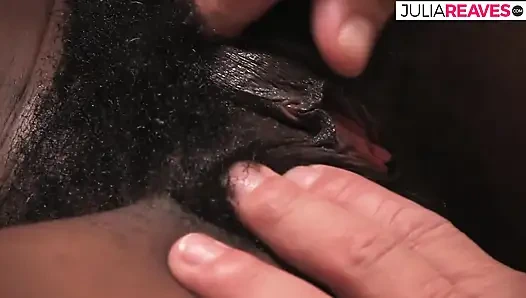 Büyük bir yarak boşalmak için kıllı amını sikerken zenci zevkle çığlık atıyor