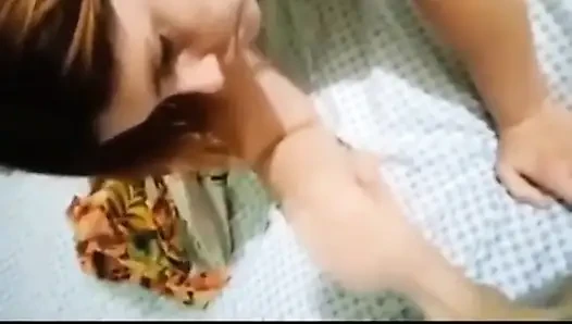 İtfaiyeci Polemika Redhead, Alman dövme sanatçısına kadının yangını nasıl söndürüleceğini gösteriyor