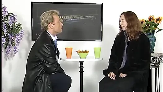 Casting-küken spielt mit ihrer nassen möse