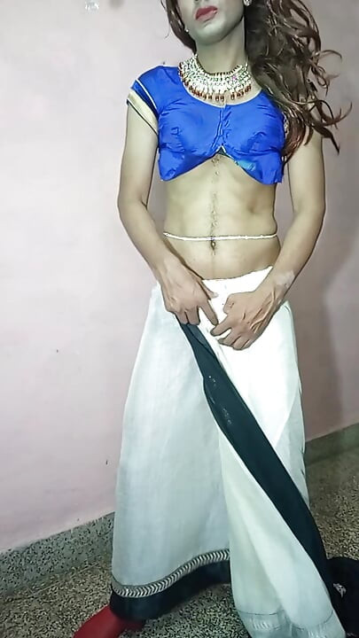 インドの継母のセクシーなサリーとサテンの遅れた着用