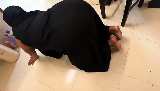 Ägyptische heiße stiefmutter steckte im schrank, als sie ihren dicken arsch putzt und aufmachen, um analfick zu bekommen