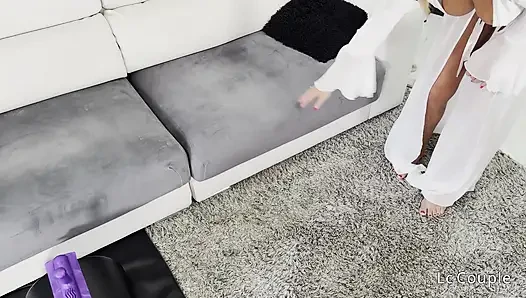 Gözleri bağlı evli kadın büyük bir boşalmadan önce sybian'a biniyor