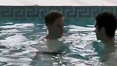 Atrapado dándole una paja a su compañero de natación en la piscina