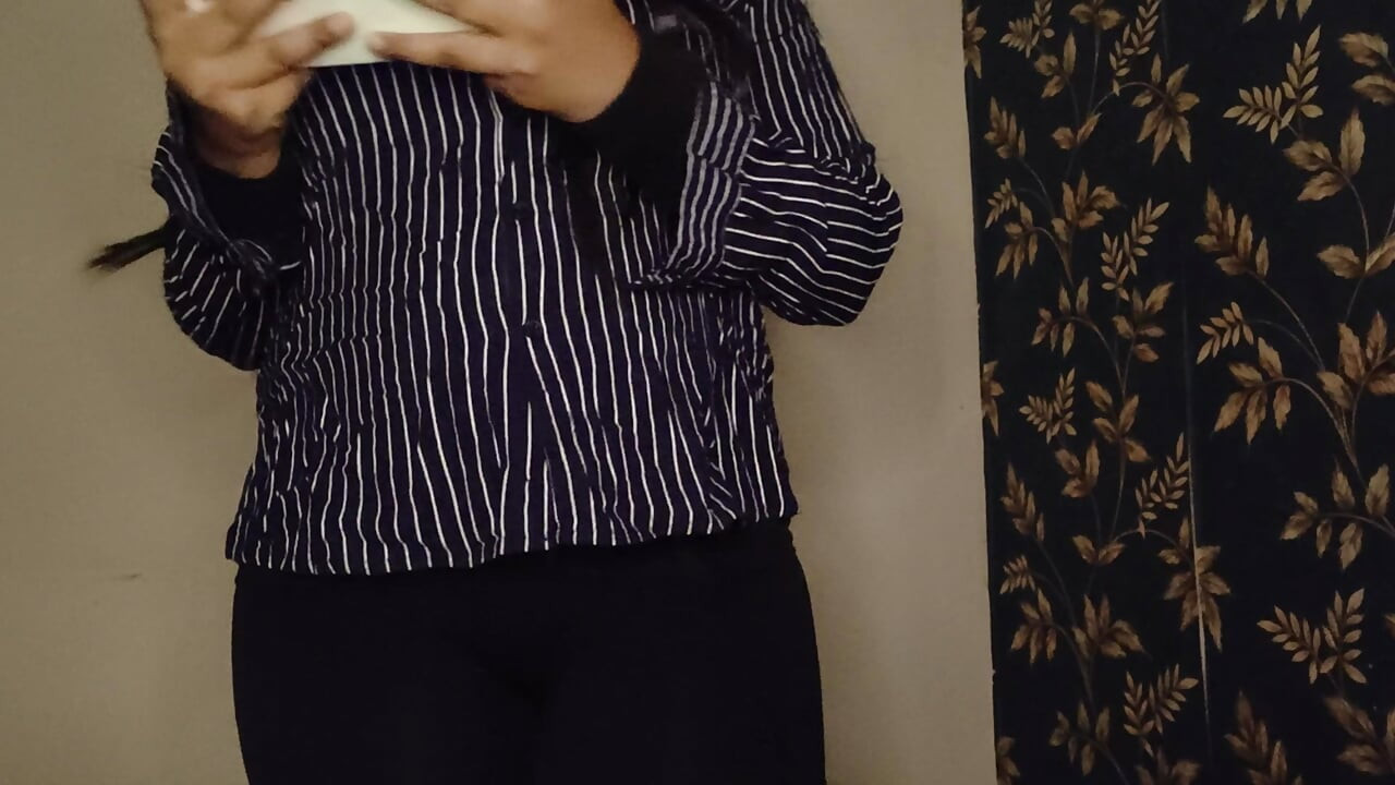 美しいデシ女性がポルノを見て自慰行為をする