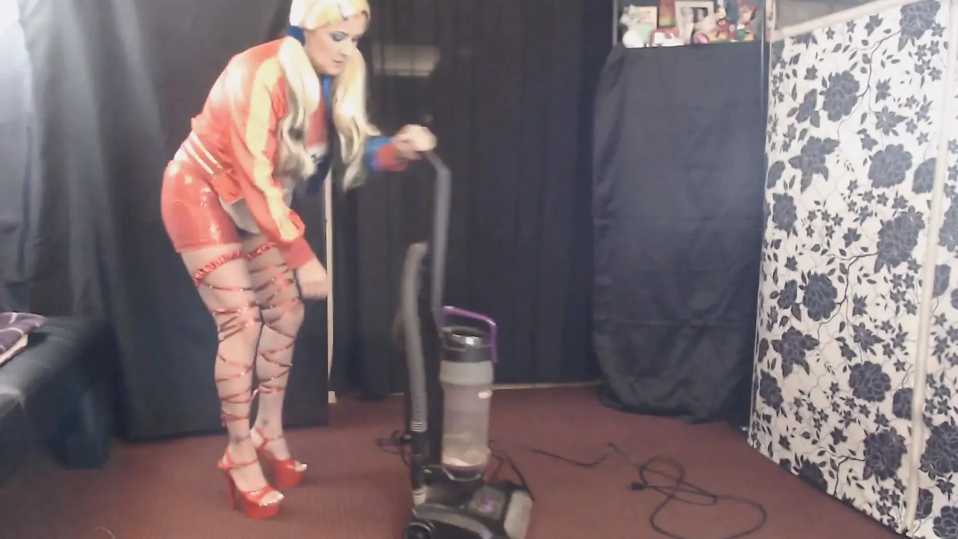 Harley Quinn slut vacuuming