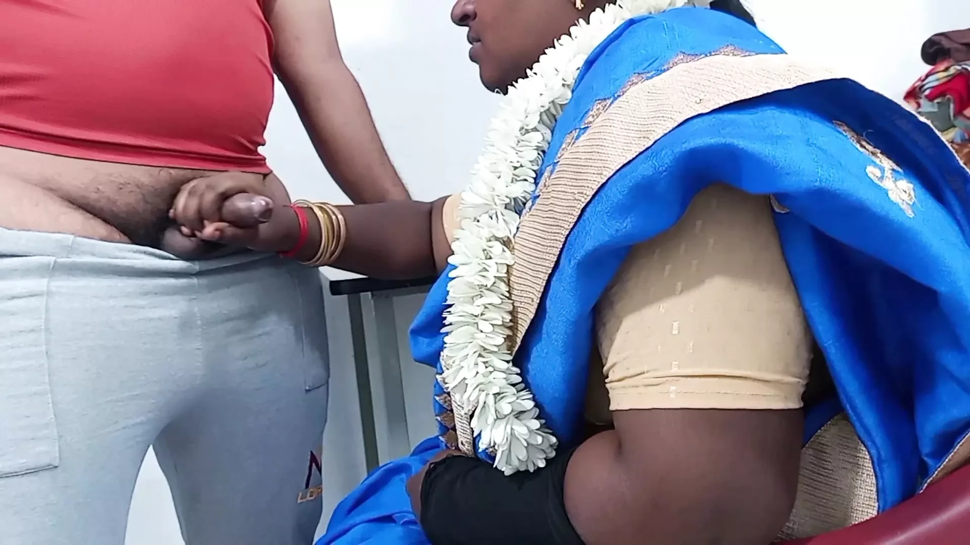 Indiancă desi tamilă bhabhi suge pula indianului devar și se fute tare pe la spate