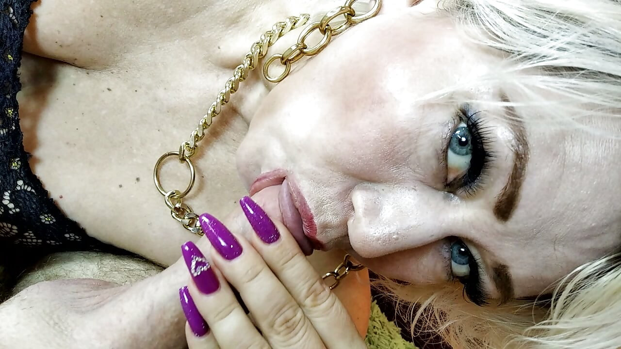 En mogen hora, en webcam-modell, suger sin mans kuk efter privata sessioner med främlingar.!. (41)