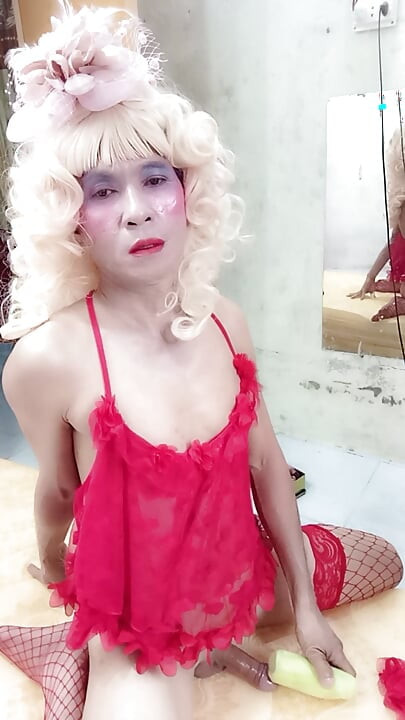 Oanh Le المتحولين جنسيا يرتدون ملابس موحية للعب بالعلب متظاهرين بأنهم سعداء للغاية