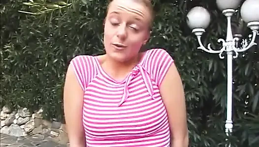 Heiße blonde schlampe isst nach heißem fMM-dreier große ladungen wichse