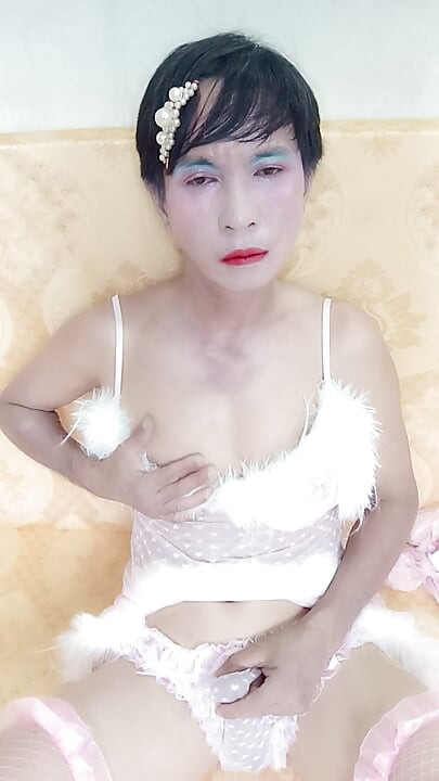 オアン・レ - セクシーなポルノプリンセスの格好をして - セルフィーが射精し、その後ペニスを喘ぐ