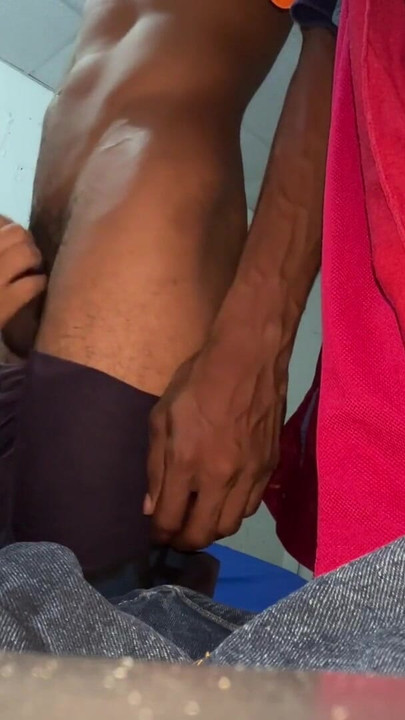 ฉันพาความบริสุทธิ์ของเพื่อนคริสเตียนผิวดําเซอร์ไพรส์กับควยใหญ่ของเขา ตีฉันอย่างหนักในหี คลิป 1