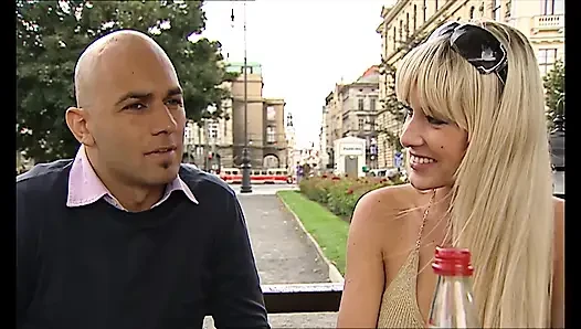 Блондинку трахает незнакомец с большим хуем, который она встретила в баре