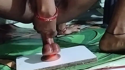Desi wife ne tel laga ke dildo bur mai dal ke chudai ki
