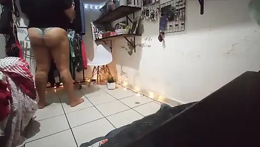 Cewek meksiko dengan pantat bahenol lagi asik melipat bajunya pakai celana dalam thong