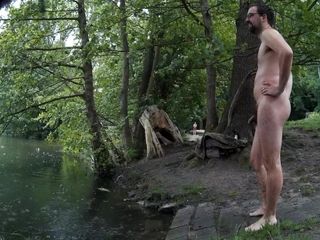 Baño flaco en público, atrapada desnuda, semen al aire libre