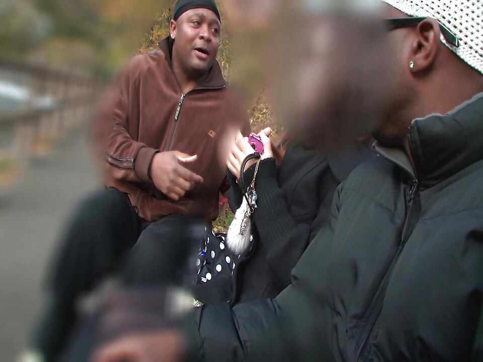 A126G10 een groep zwarte mannen die rijpe vrouwen oppakken die alleen reizen! Aangedreven door nieuwsgierigheid wordt ze uitgenodigd in een inn met hete bronnen en heeft lovey-dovey seks met een buitengewone, enorme!