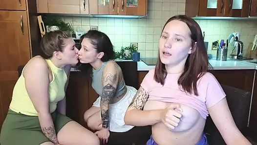 Большой глубокий длинный лесбийский поцелуй сводной сестры для отчима