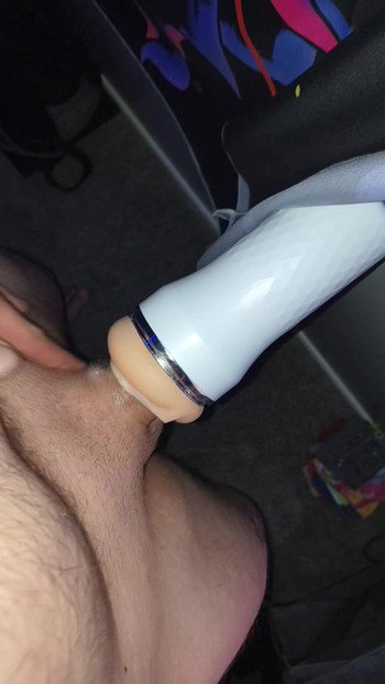 ついに一人の時間ができて、きついポケットの秘部で遊んで、部屋中に射精するまでイッちゃった!!!