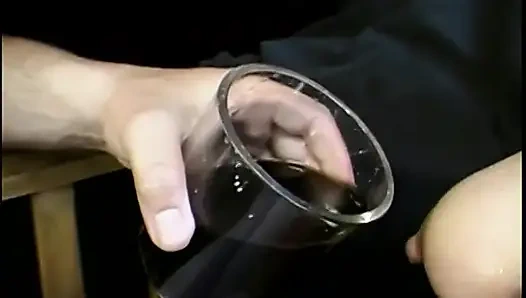 Asyalı kız senin için aynada göğüslerini sağıyor