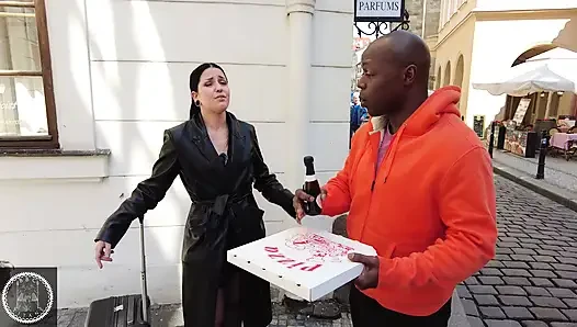 İtalyan pawg Morea Black Amerikalı büyük zenci yarağı tarafından grup seks yapıyor