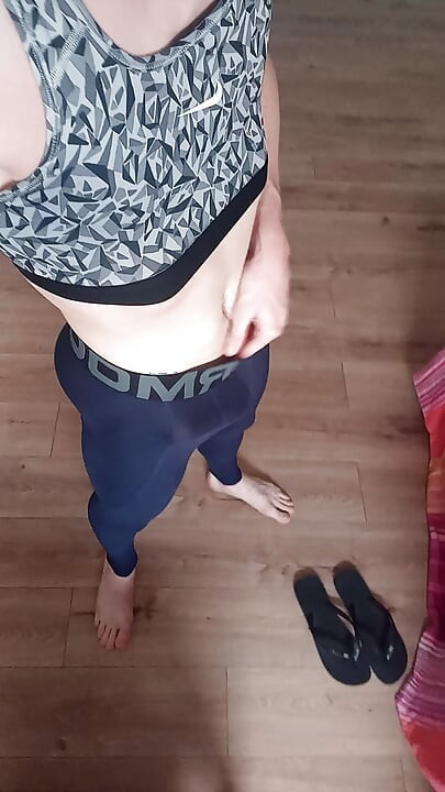 Сіссі Twink кроссдресссер в джинсах і обрізаний топ переодягаються в бігові колготки і спортивний бюстгальтер для мастурбації крупним планом