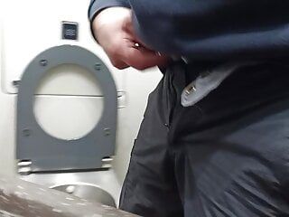 Mijando em um banheiro público no trem