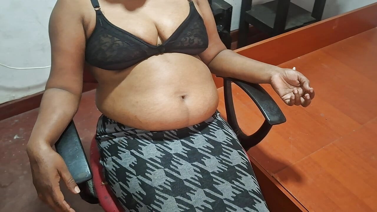 Setiausaha bertetek besar di pejabat rumah