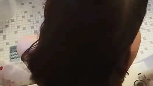 Frisches sperma für ihr haar vor der dusche