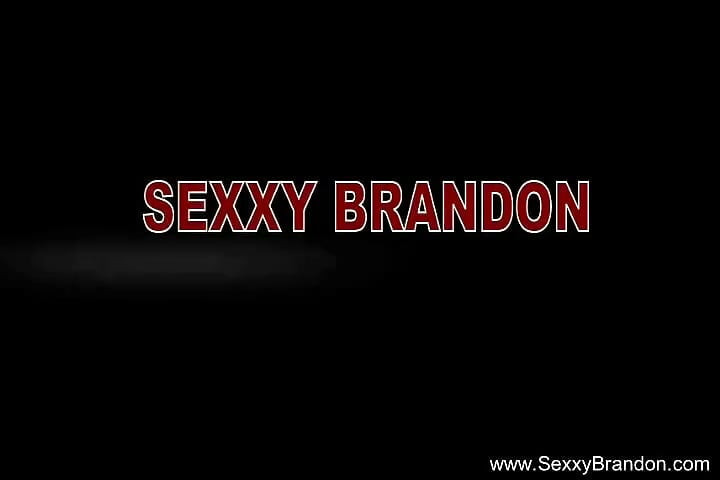 Sexxy Brandon在朋友家的一部分做爱