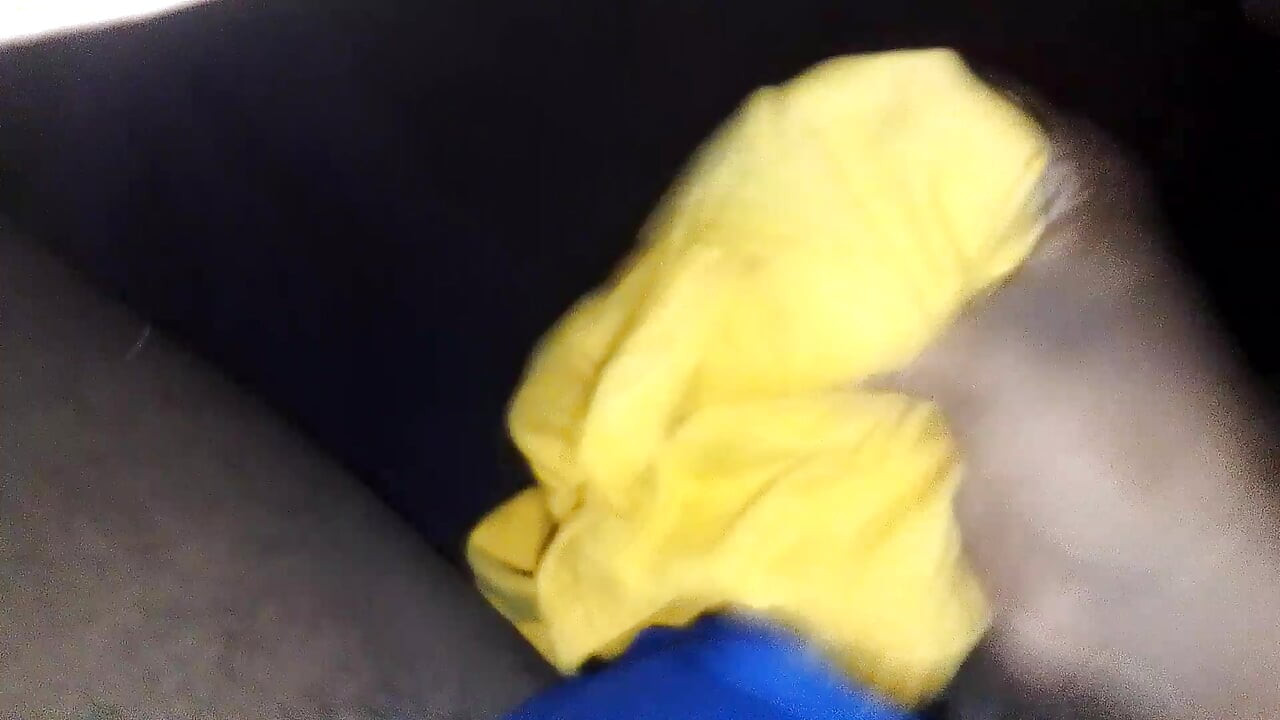 黄色のペンの手に青いパンナーウェアを身に着けています