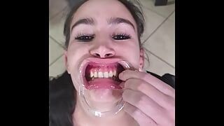 Franse meid probeert haar eigen pis door de lip oprolmechanisme in te slikken