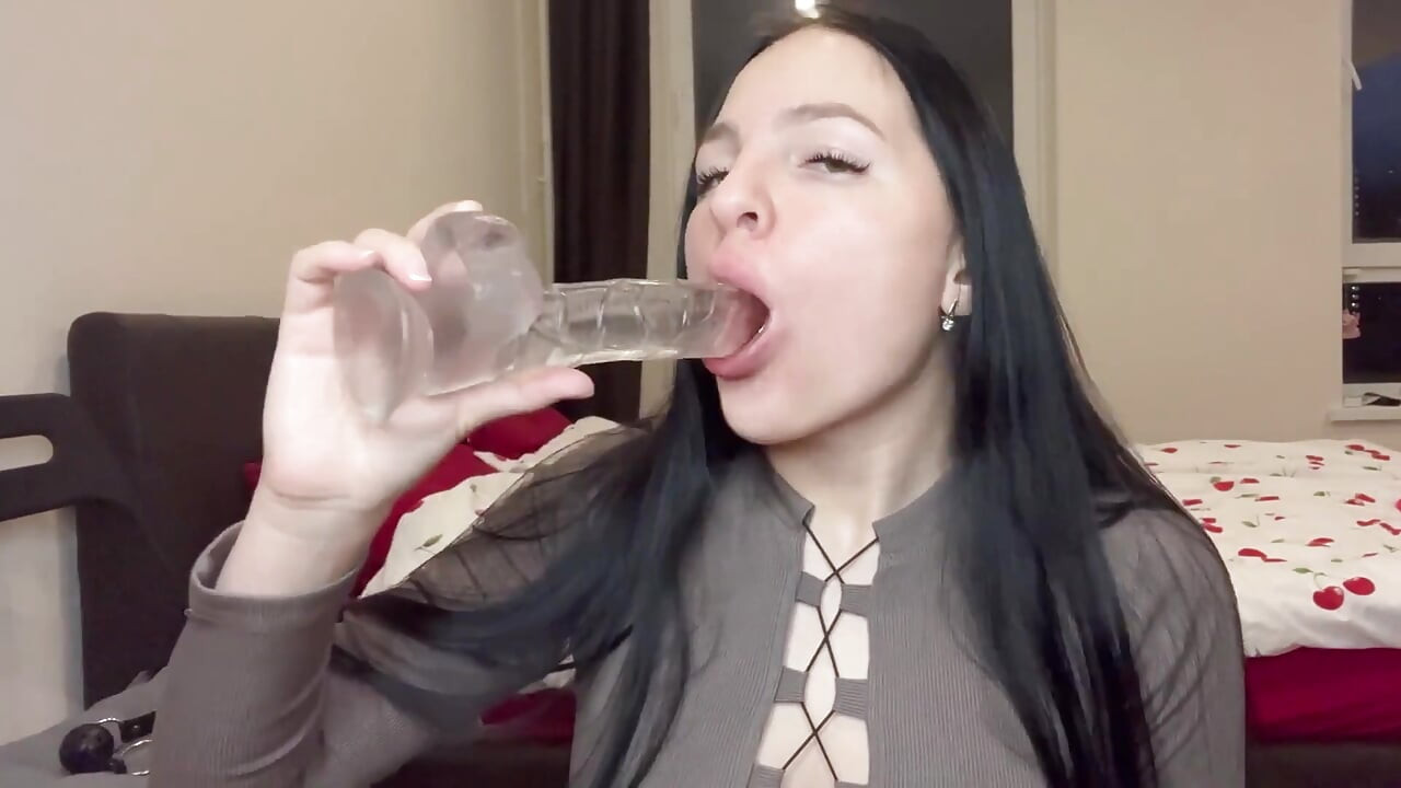 Jag knullar min tajta anus med en elastisk dildo och kommer flera gånger