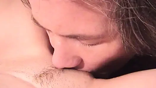 Блондинка не сопротивляется и просит второй член