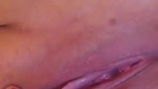 Slet wrijft over clitoris met een ijsblokje