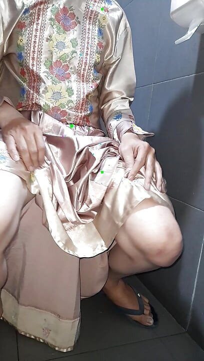 Crossdresser αυνανίζεται φορώντας σατέν σετ